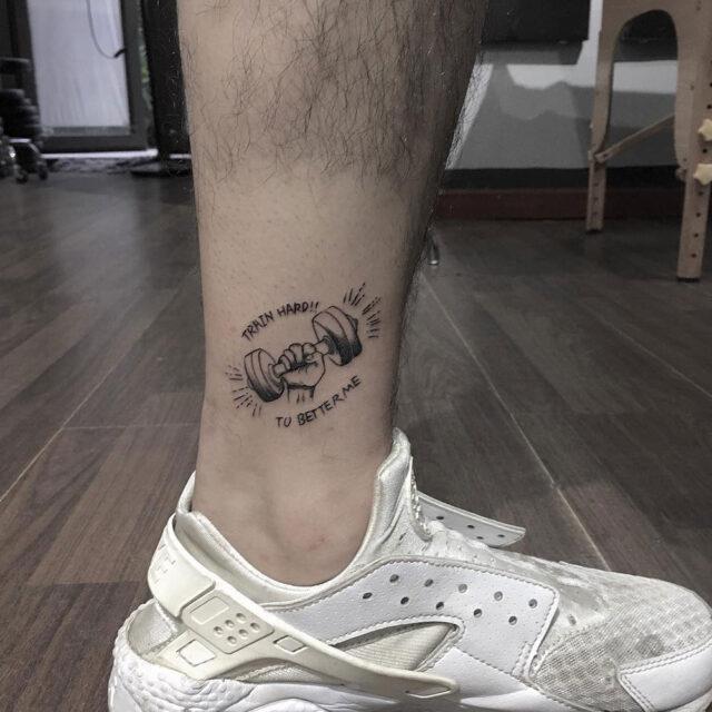 Fonte de tatuagem no tornozelo com barra Dumbell @镜子Tattoo via Facebook
