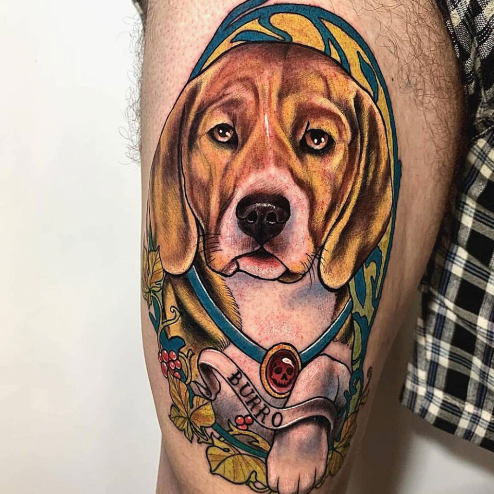 Beagle em uma trilha de perfume Fonte de tatuagem para animais de estimação @ casa9tattoo via Instagram