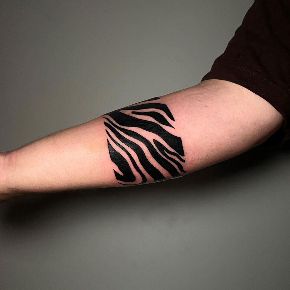 Fonte de tatuagem para animais de estimação com listras de tigre de Bengala @hipso_tattoo via Instagram