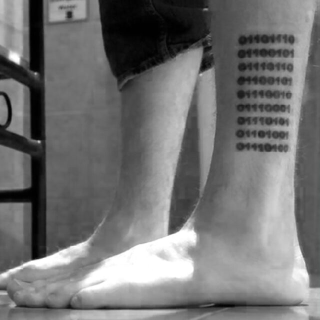 Tatuagem no tornozelo com código binário