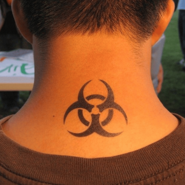 Fonte de tatuagem no pescoço com sinal de alerta de risco biológico @Mrbchaud_ via Pinterest