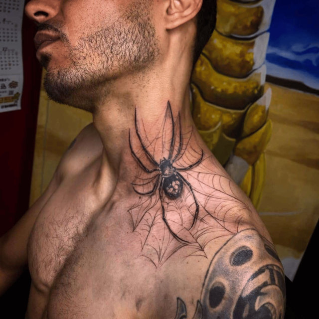 Tatuagem biomecânica de teia de aranha no pescoço Fonte @rampyvivian via Instagram