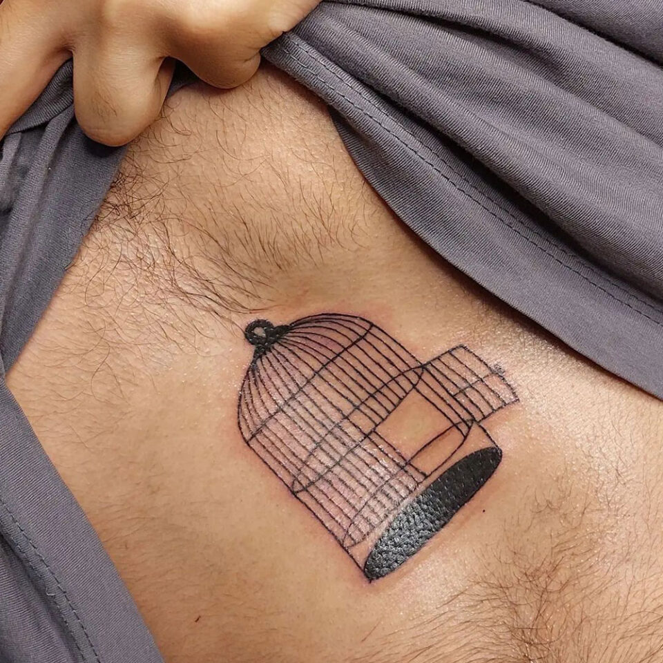 Gaiola de pássaro com porta aberta Fonte de tatuagem para animais de estimação @kimcat.tattoo via Instagram