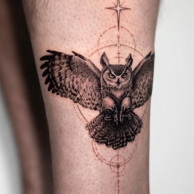 Fonte de tatuagem de ave de rapina no tornozelo @seoulinktattoo via Instagram