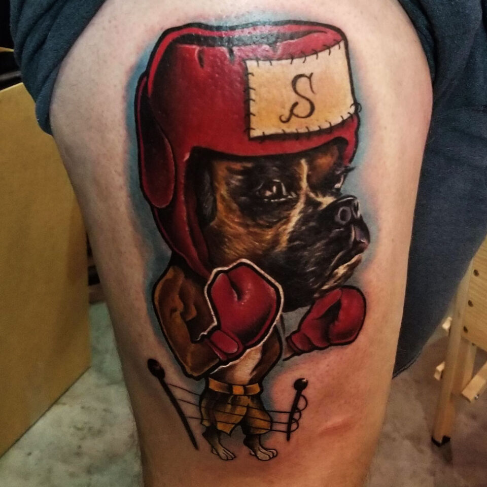 Cachorro boxer com luvas de boxe Fonte de tatuagem para animais de estimação @tattooskills via Instagram