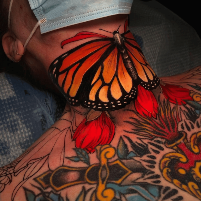 Fonte de tatuagem de pescoço de borboleta @inkedmag via Instagram