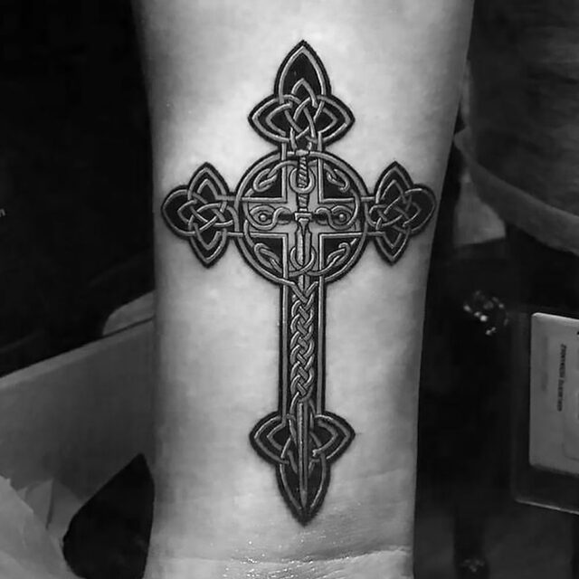 Fonte de tatuagem com cruz celta no tornozelo @genesis.tattoo.studio via Instagram