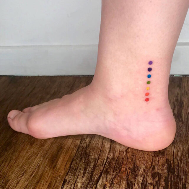 Fonte de tatuagem no tornozelo com símbolo de chakra @_juliedesign_ via Instagram