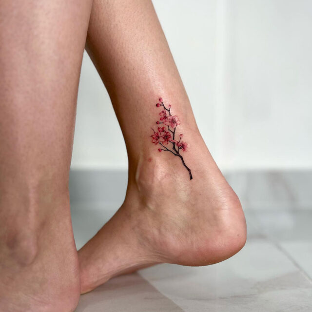 Fonte de tatuagem de tornozelo em flor de cerejeira @balifamousink via Instagram