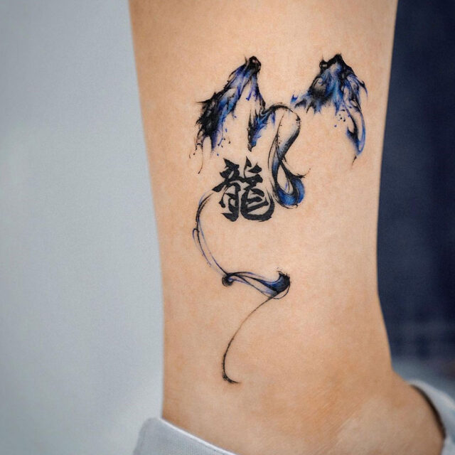 Fonte de tatuagem de dragão chinês no tornozelo @ e.nal.tattoo via Instagram