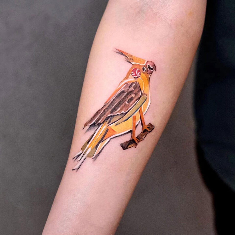 Fonte de tatuagem de calopsita em um poleiro @newtattoo_studio via Instagram