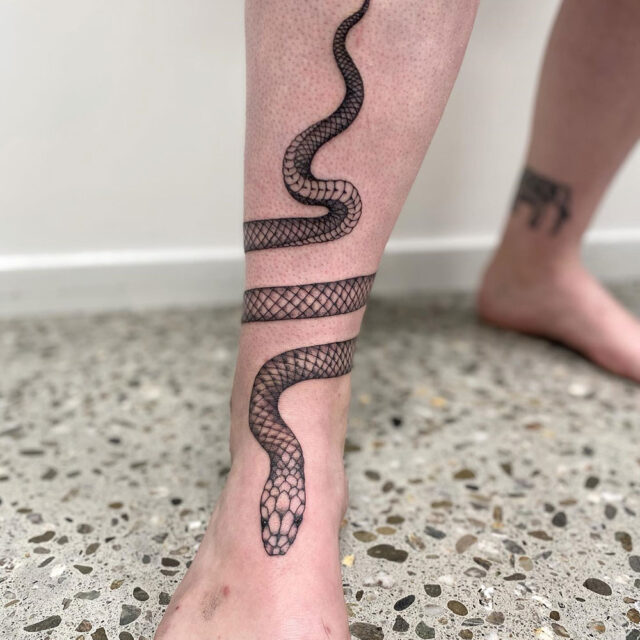 Fonte de tatuagem de cobra enrolada no tornozelo @otautahitattooqueenstown via Instagram