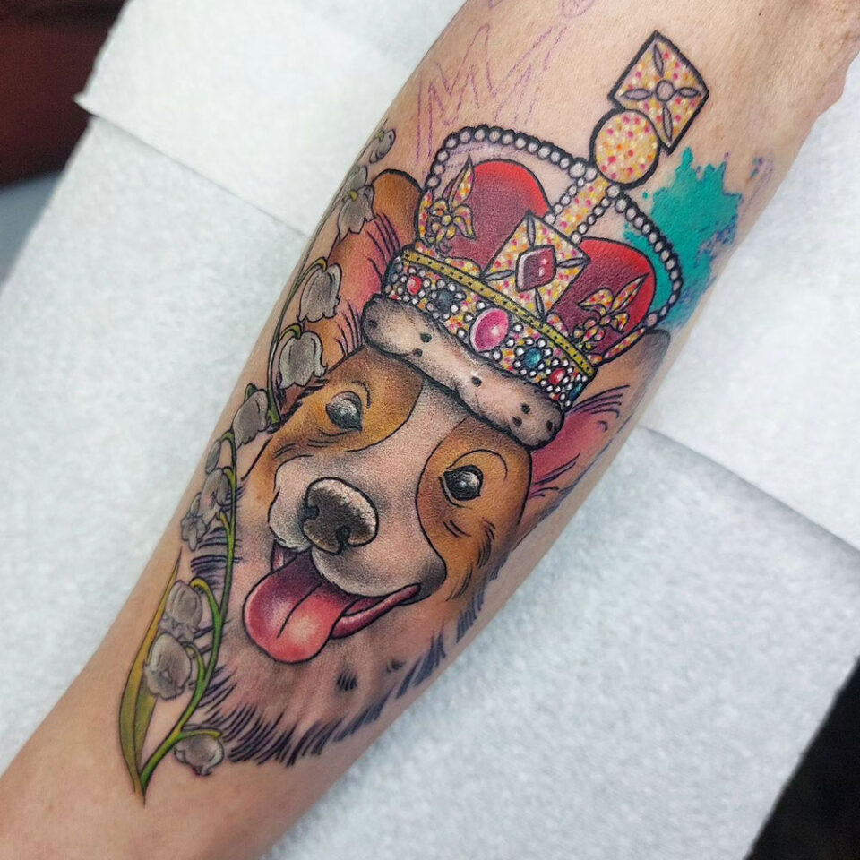 Corgi com tatuagem de coroa para animais de estimação Fonte @sarahloutattoo via Instagram