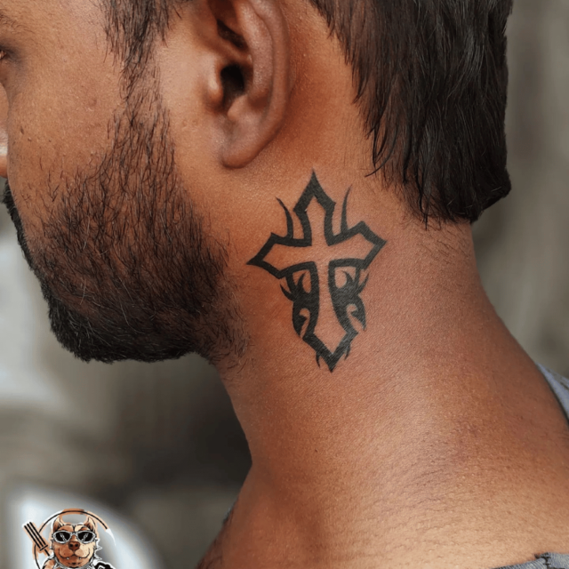 Fonte de tatuagem com símbolo de cruz no pescoço @rascalinktattoos via Instagram