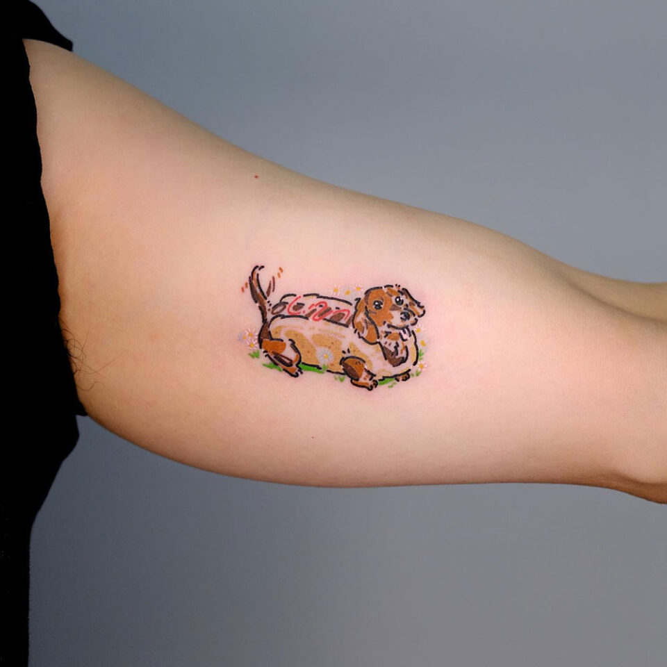 Dachshund em uma tatuagem de cachorro-quente para animais de estimação Fonte @dieken_artist via Instagram