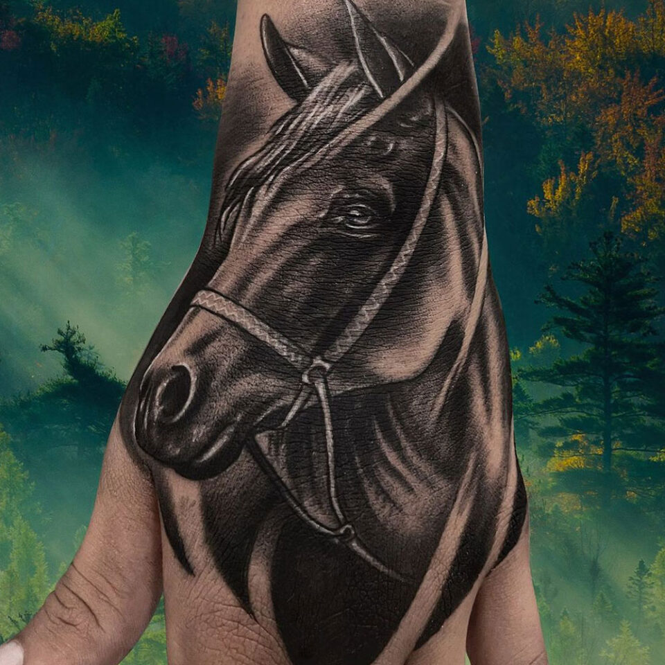 Fonte detalhada de tatuagem de cabeça de cavalo para animais de estimação @didatatt via Instagram