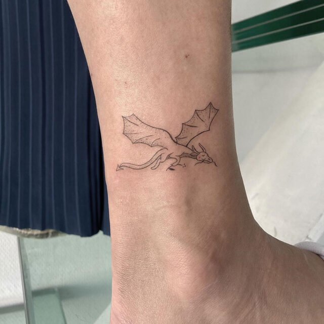 Fonte de tatuagem de tornozelo com contorno de dragão @bymimomu via Instagram