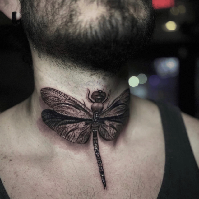 Fonte de tatuagem de asas de libélula no pescoço @stefanostattoofl via Instagram