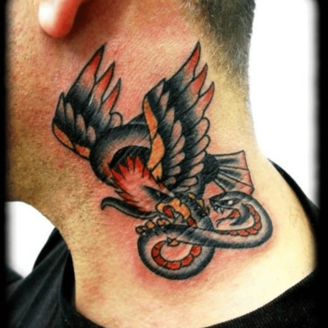 Fonte de tatuagem de pescoço de natureza dupla de águia e cobra @tattoosbag.com