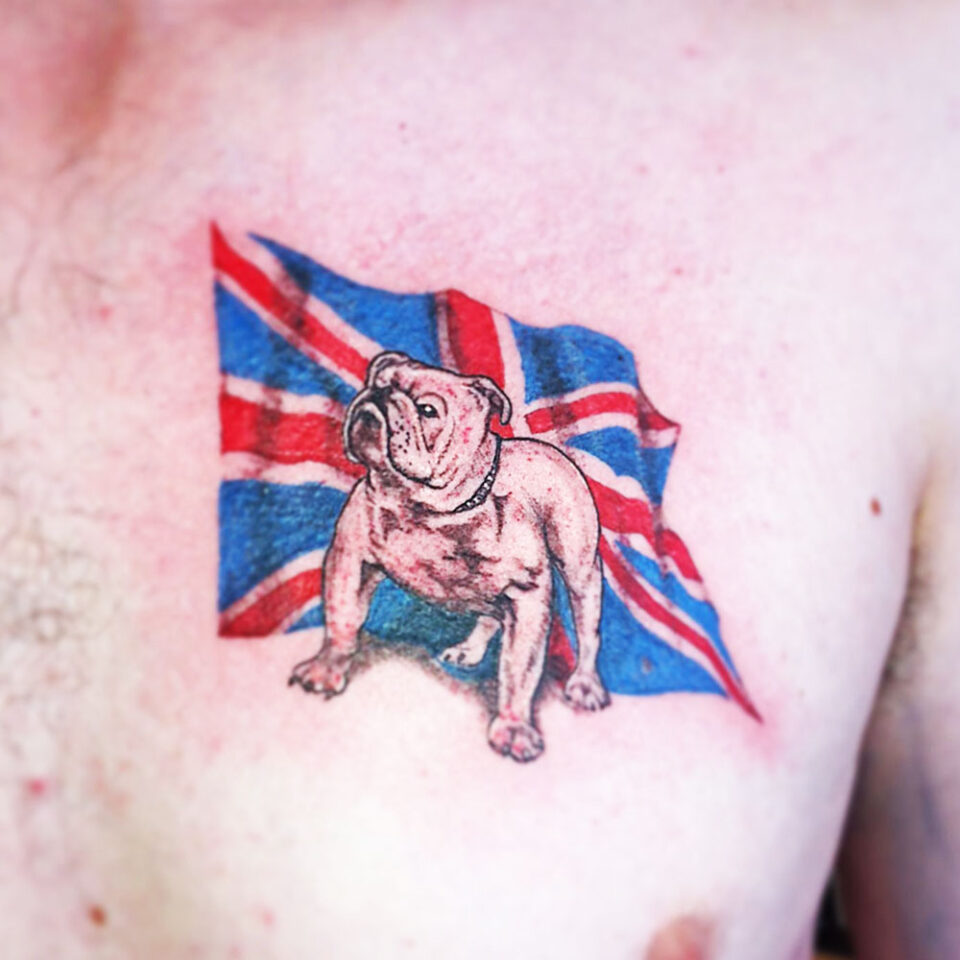 Bulldog inglês com tatuagem de animal de estimação Union Jack Fonte @Seriousinktattoostudio via Facebook