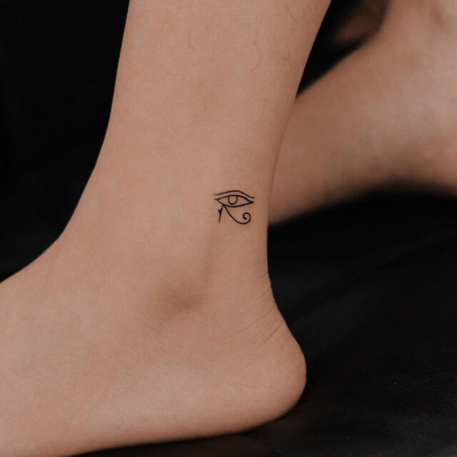 Fonte de tatuagem no tornozelo do Olho de Hórus @nhi.ink via Instagram