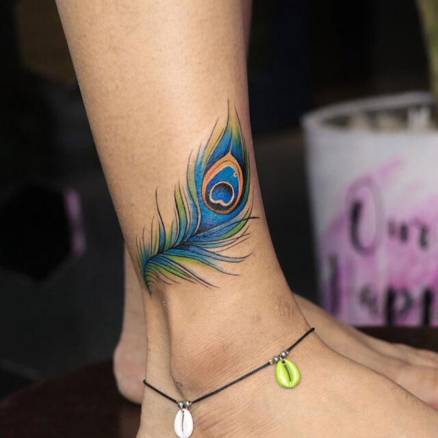 Fonte de tatuagem no tornozelo com design de penas @blue_heaven_tattooz via Instagram