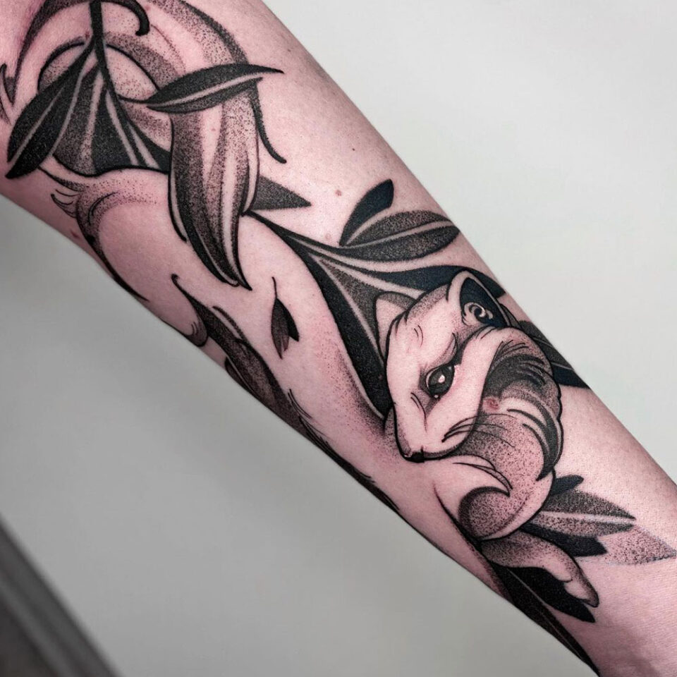 Furão enrolado no pulso Fonte de tatuagem de animal de estimação @danashuum via Instagram