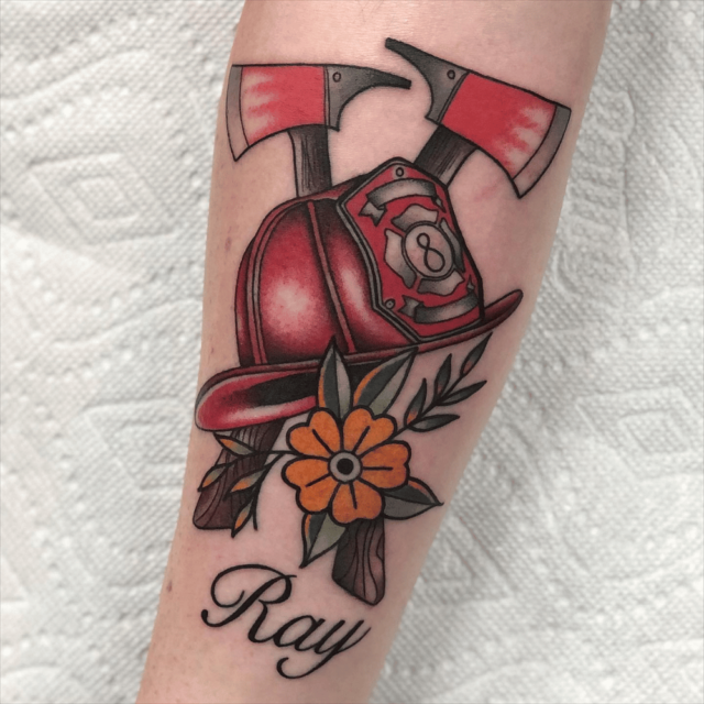 Capacete de bombeiro Tatuagem de girassol Fonte @wolfbasher via Instagram