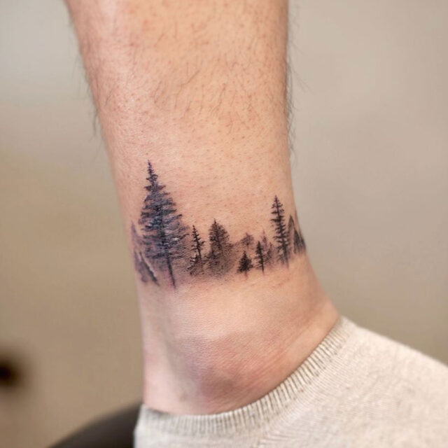 Fonte de tatuagem de silhueta de floresta no tornozelo @inkflow_franky via Instagram