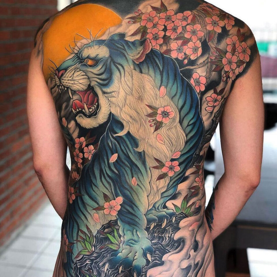 Fonte de tatuagem de tigre de corpo inteiro para animais de estimação @asian_inkspiration via Instagram