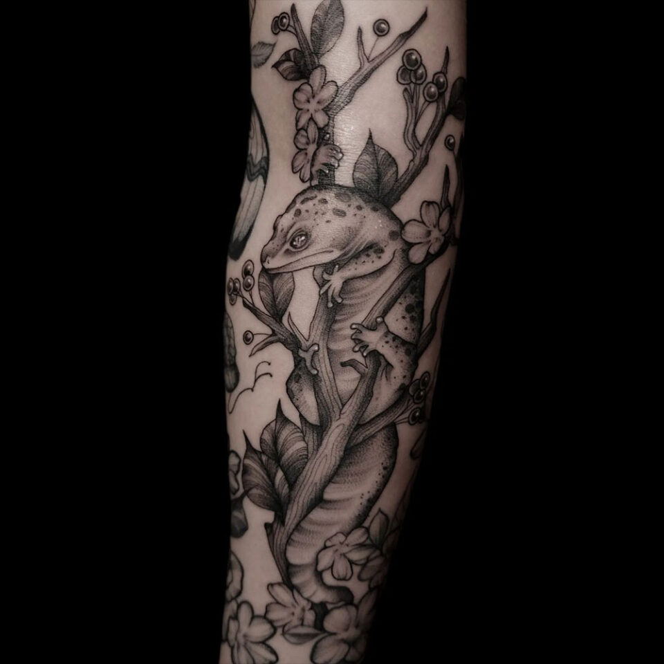 Fonte de tatuagem de animal de estimação de lagartixa em um galho de árvore @triniteytattoos via Instagram