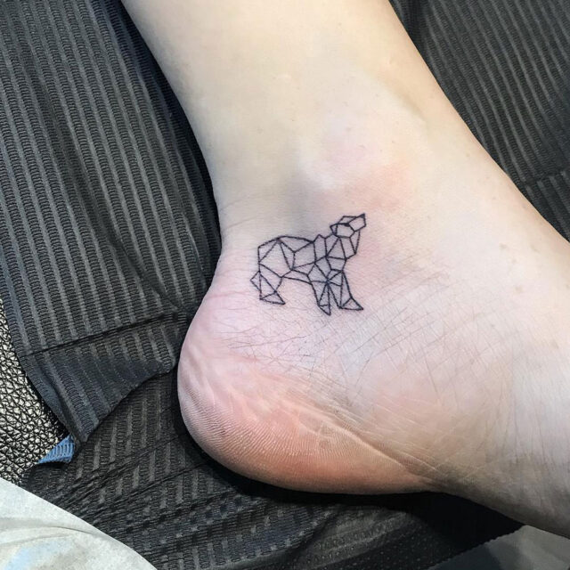 Fonte de tatuagem geométrica de urso no tornozelo @badeggstattoo via Instagram