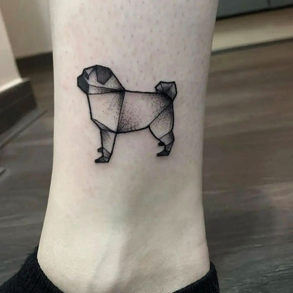 Fonte geométrica de tatuagem de animal de estimação Pug @luckypugtattoos via Instagram