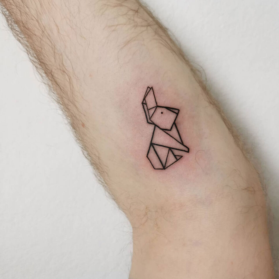 Fonte de tatuagem geométrica de coelho para animais de estimação @bmfinksg_tattoos via Instagram
