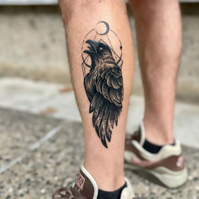 Fonte de tatuagem geométrica de corvo no tornozelo @artemiosk via Instagram