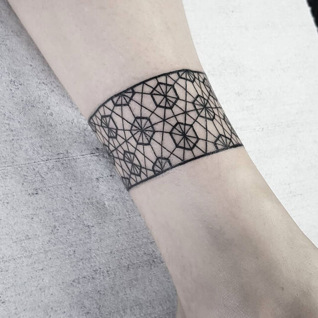 Fonte de tatuagem de tornozelo com formas geométricas @jtm_tattoo via Instagram