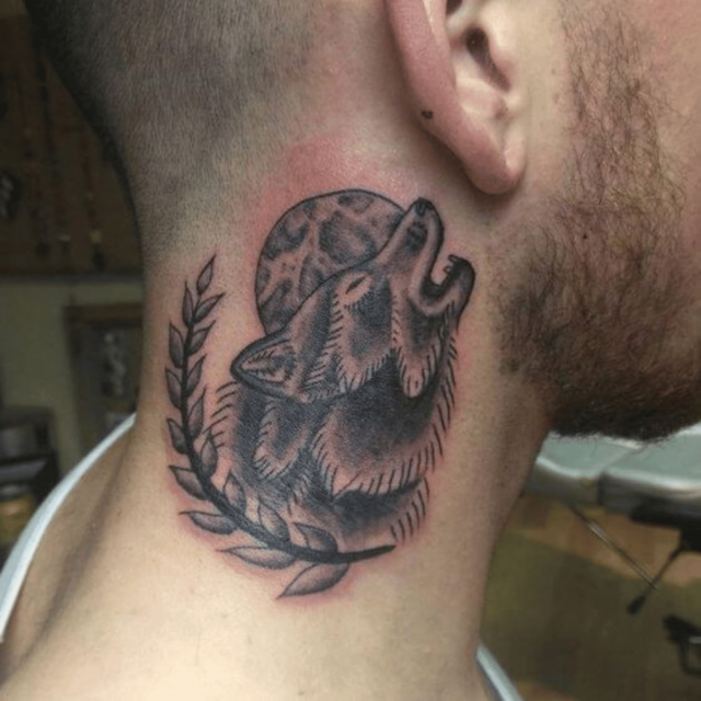 Fonte de tatuagem geométrica de lobo uivante no pescoço @ tattoosboygirl.com