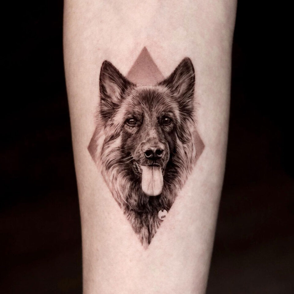 Cabeça de pastor alemão em uma estrela de tatuagem de animal de estimação Fonte @tattooist_yeono via Instagram