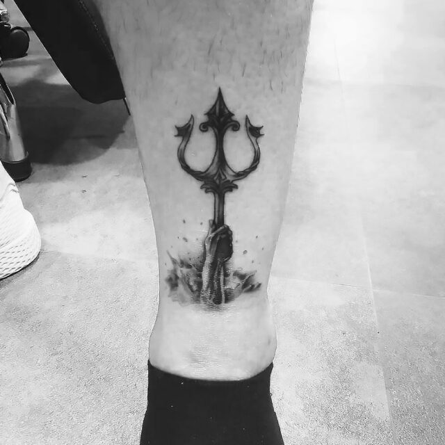 Fonte de tatuagem no tornozelo do deus grego Poseidon @art_tattoo_mykonos via Instagram
