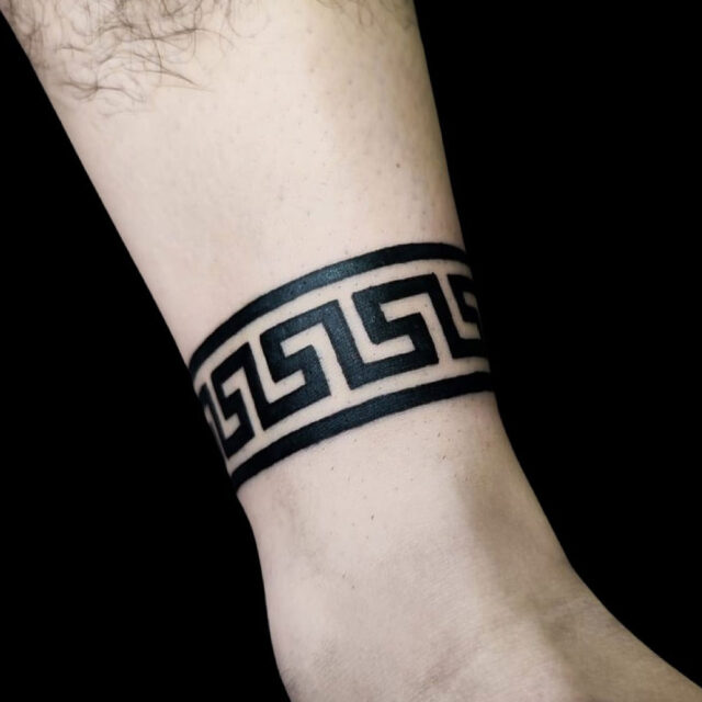 Fonte de tatuagem de tornozelo com padrão de chave grega @inkfabrika via Instagram
