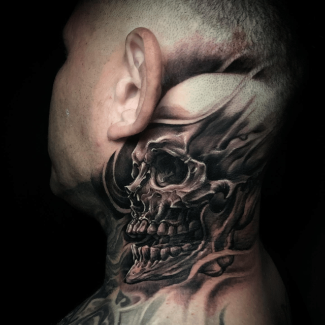 Tatuagem de pescoço de caveira com inspiração grunge @manuel_valenzuela via Instagram