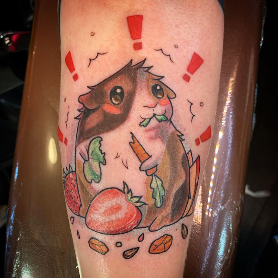 Porquinho-da-índia com tatuagem de cenoura para animais de estimação Fonte @hol.dri.tattoo via Instagram
