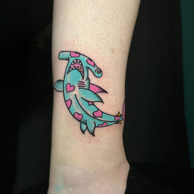 Fonte de tatuagem no tornozelo de tubarão-martelo @supernova_tattoo_studio via Instagram