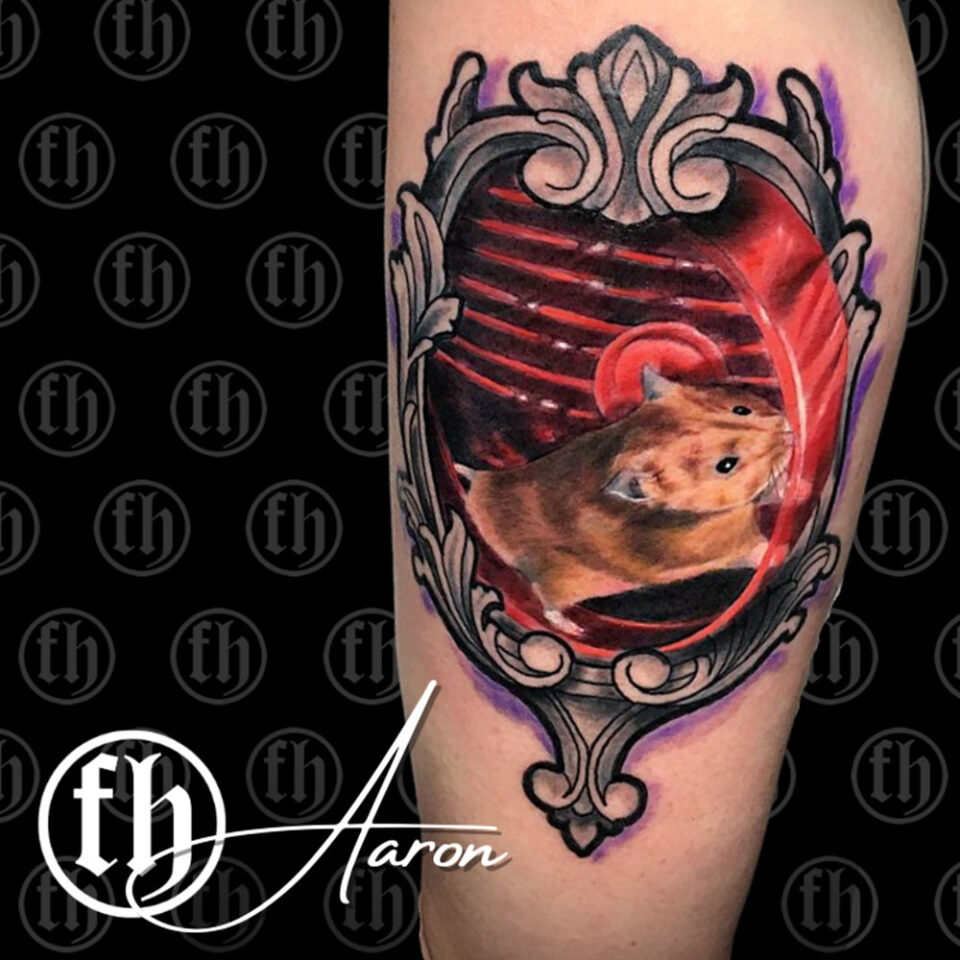 Fonte de tatuagem de hamster em uma roda para animais de estimação @fallenheroestattoo via Instagram