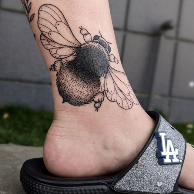 Fonte de tatuagem de abelha no tornozelo @daniturkeysammie via Instagram
