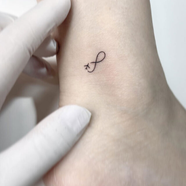 Fonte de tatuagem no tornozelo do símbolo do infinito @ playground_tat2 via Instagram