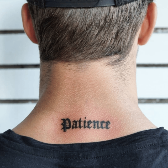 Fonte inspiradora de tatuagem no pescoço com script de palavras @diana.todic via Instagram