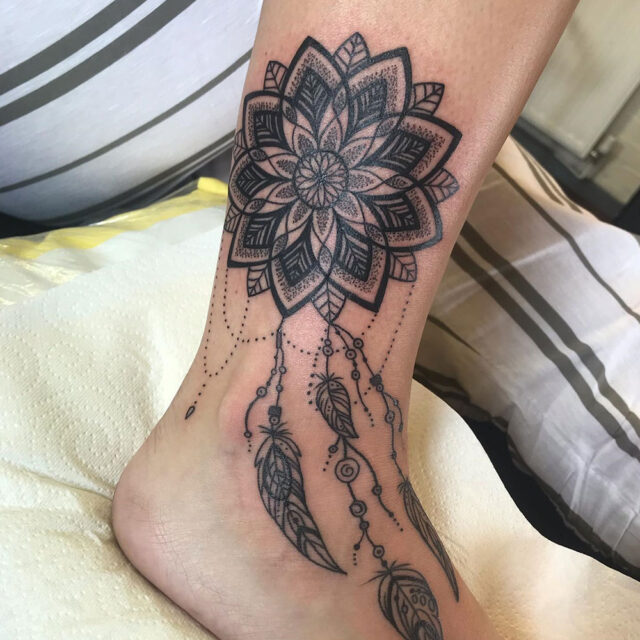 Fonte intrincada de tatuagem de mandala no tornozelo @ashleighwebbtattoo via Instagram