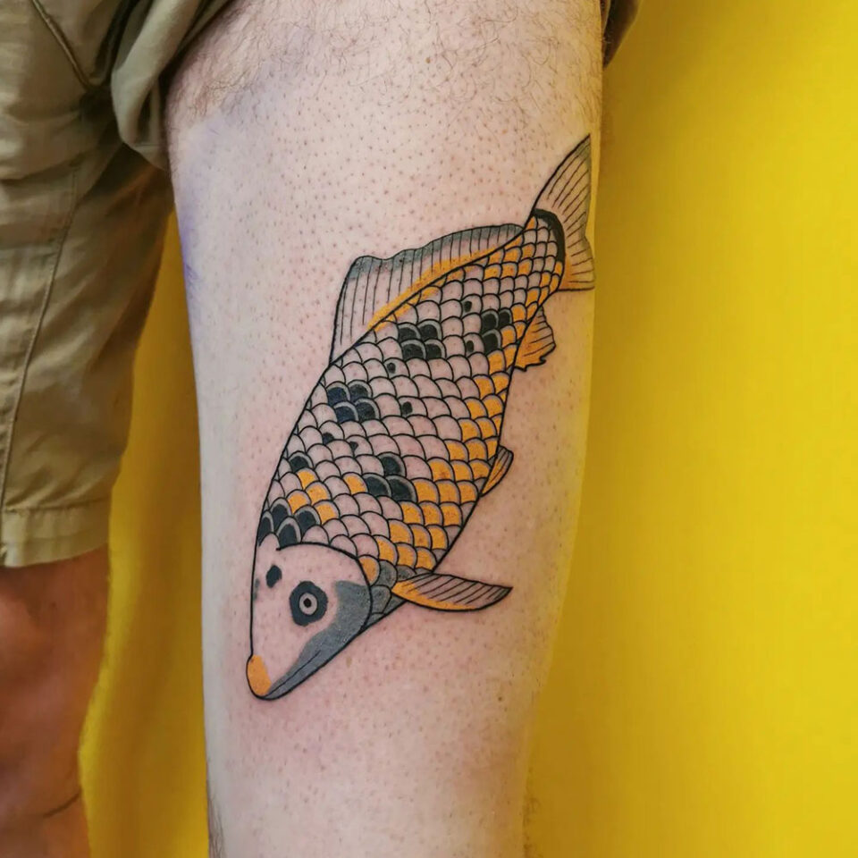Fonte de tatuagem de animal de estimação Koi Fish @sarahlouisealexanders via Instagram