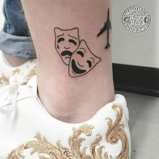 Ria agora, chore depois mascara tatuagem no tornozelo Fonte @novy_tattoo via Instagram